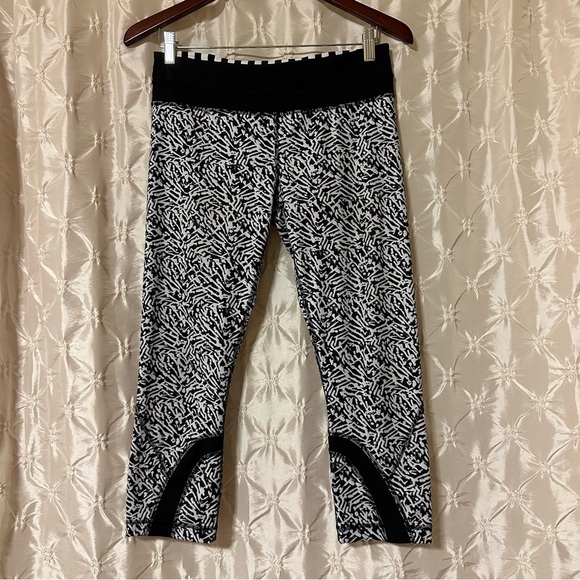 Lululemon Run: Inspire Crop II Leggings Animal Black White - Picture 4 of 14
